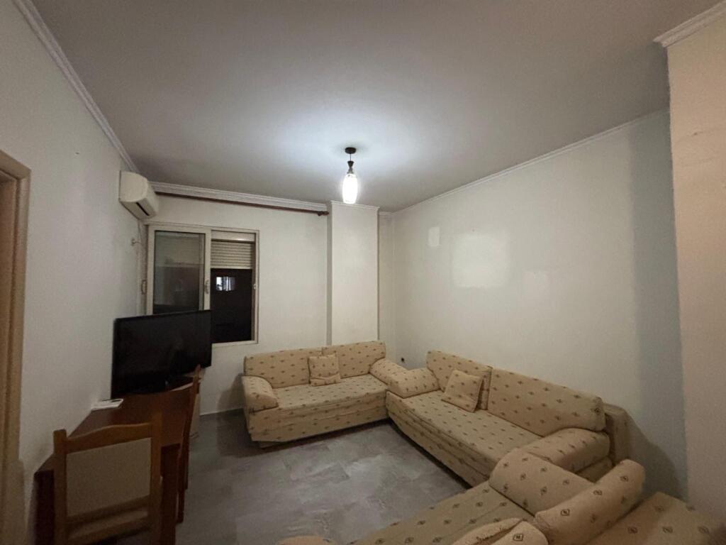 2+1,i mobiluar te usluga stacion treni,cmimi 600 euro me parkim