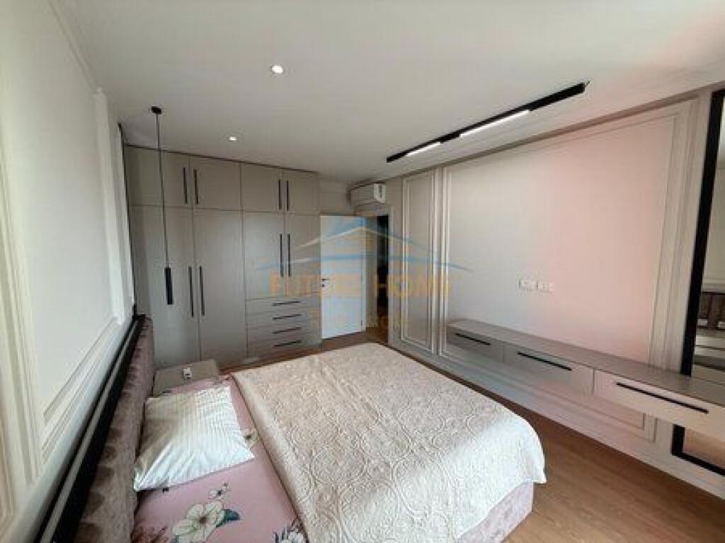 Shitet, Apartament 2+1+2,Unaza e Re, Tirane.