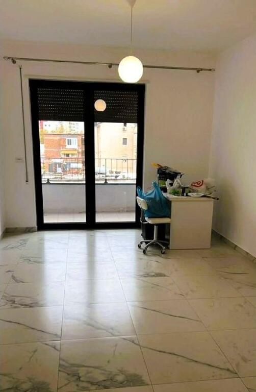 ZYRE ME QIRA PRANE STACIONIT TE TRENIT