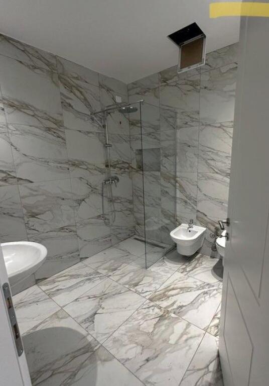 Vendesi in vendita Appartamento 2+1+2 + Posto Auto, Lake View Residence – Tirana