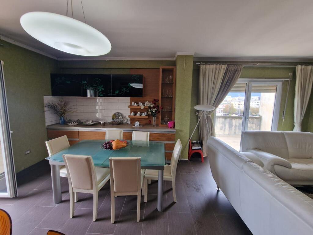 Shitet penthouse 2+1+2 tualete+3 ballkone te Zogu i Zi me cmim OKAZION 1800