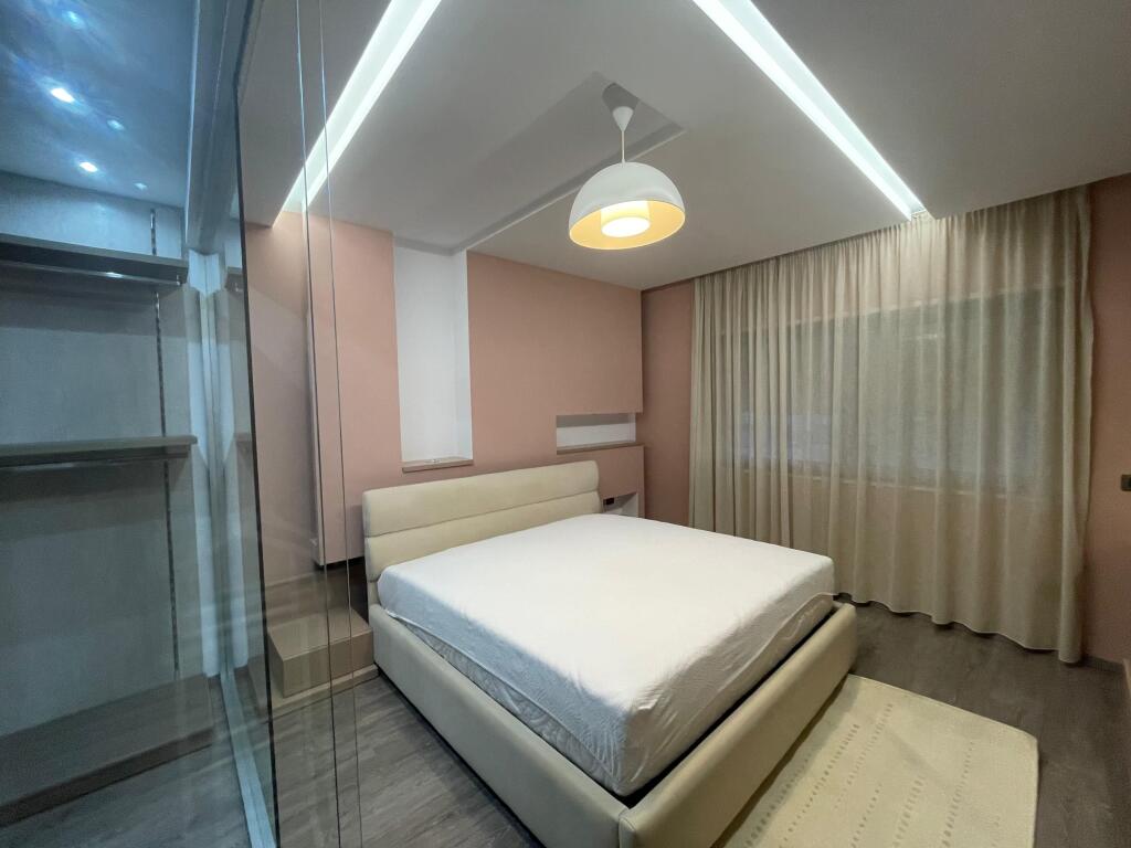 JEPET PËR QIRA APARTAMENT 2+1 TEK RRUGA E KOSOVARËVE !!
