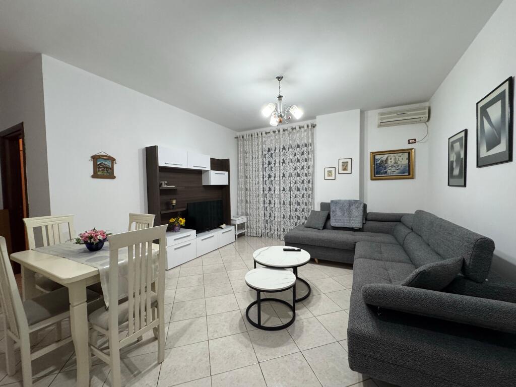 Apartamenti 2+1+2, Astir!