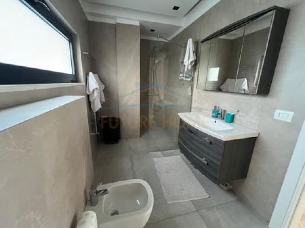 Shitet, Vilë individuale San Pietro Residence, Gjiri I Lalëzit.