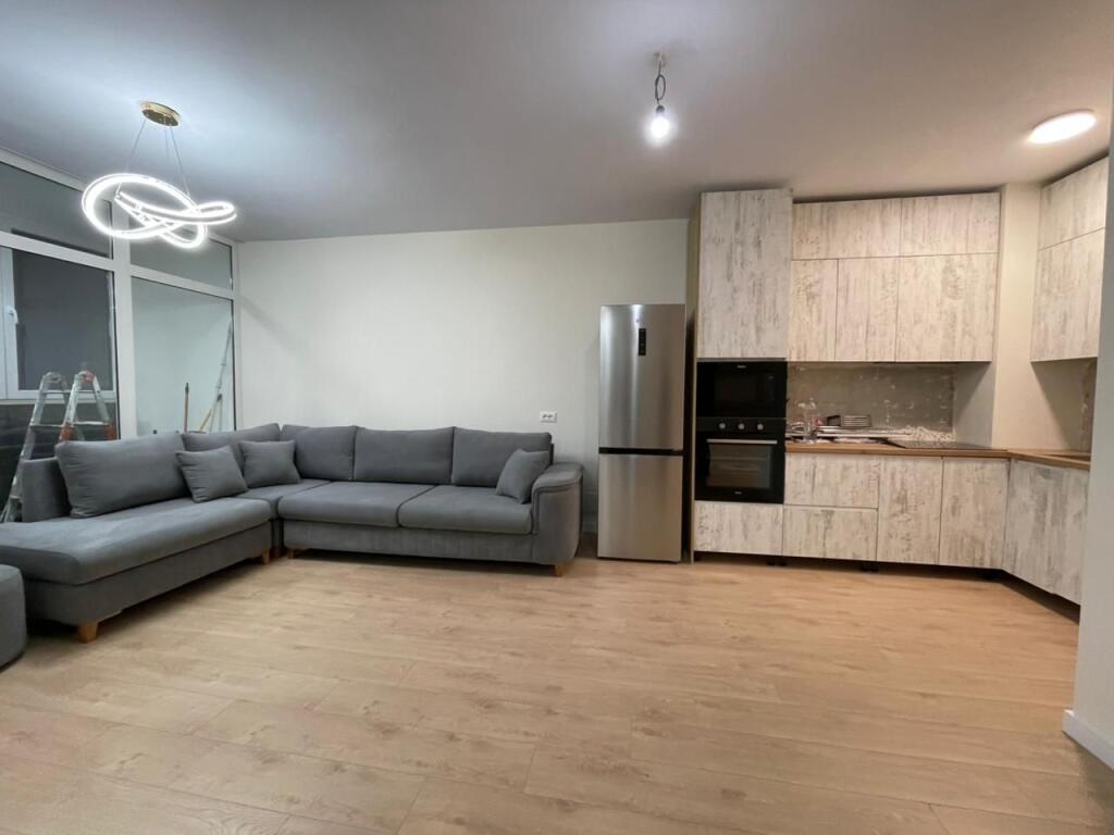 Apartament  2+1 per qira tek Komuna e Parisit.