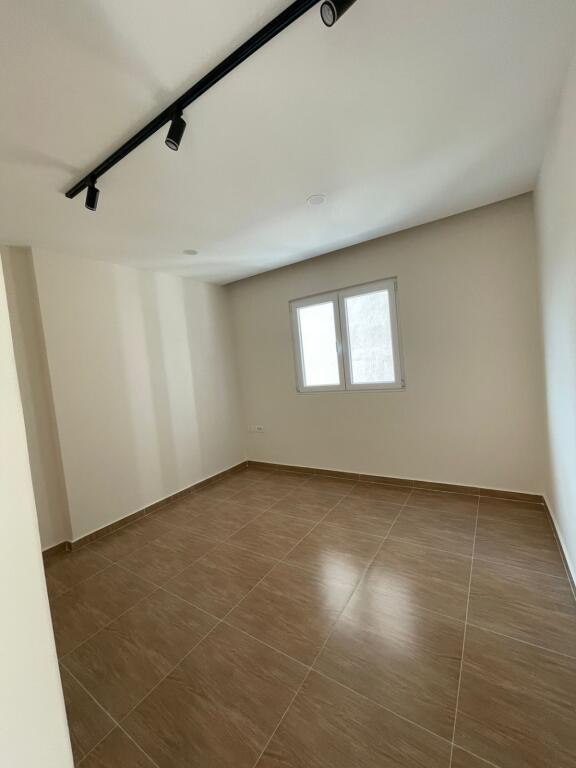 🏡 APARTAMENT ME QERA – Spitall, Durrës Prane Varrezave te Vjetrra