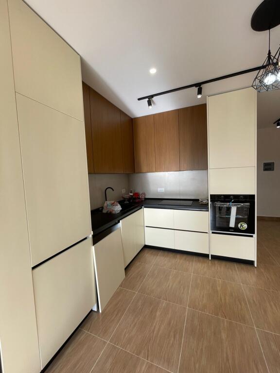 🏡 APARTAMENT ME QERA – Spitall, Durrës Prane Varrezave te Vjetrra