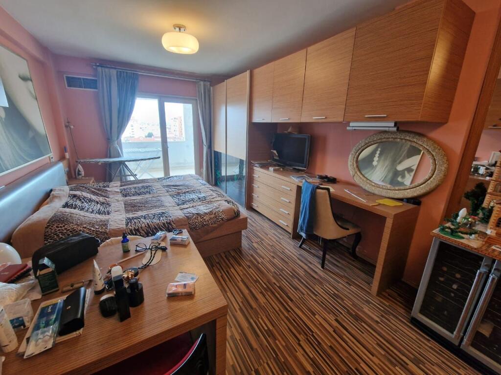 Shitet penthouse 2+1+2 tualete+3 ballkone te Zogu i Zi me cmim OKAZION 1800