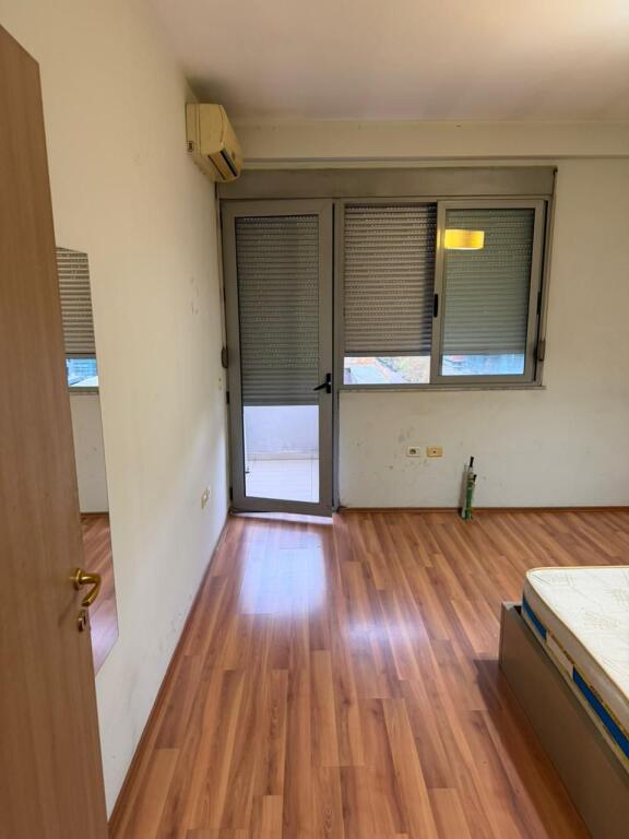 Jepet apartament me qera 2+1​ rruga Kavajes