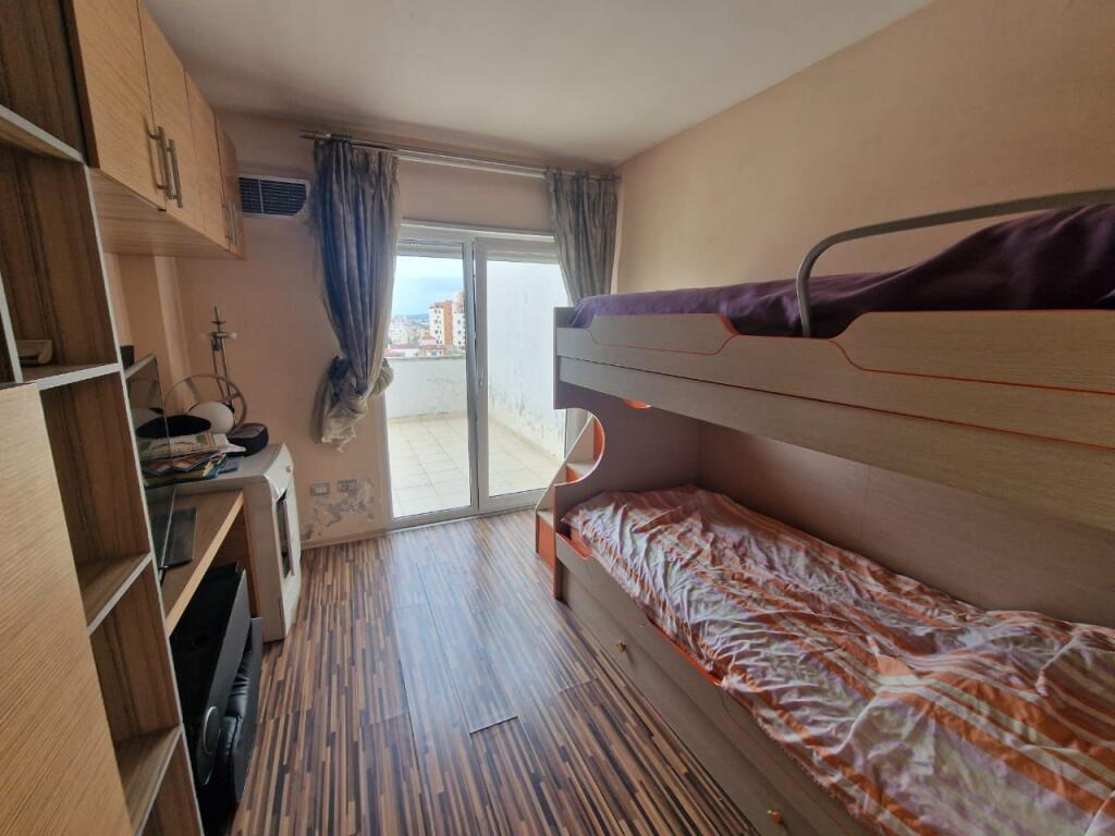 Shitet penthouse 2+1+2 tualete+3 ballkone te Zogu i Zi me cmim OKAZION 1800