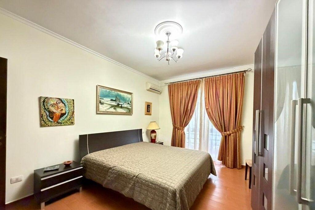 Apartament 2+1+2 për Qira përballë Hipotekës – Hapësirë e Bollshme në Lokacion Strategjik