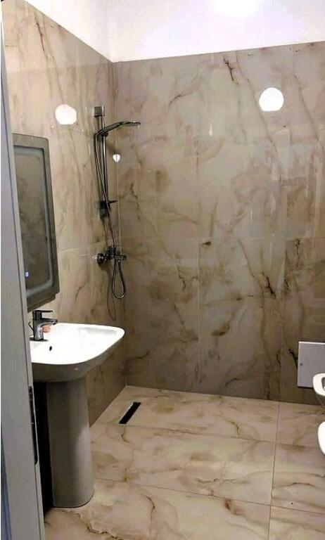 ZYRE ME QIRA PRANE STACIONIT TE TRENIT