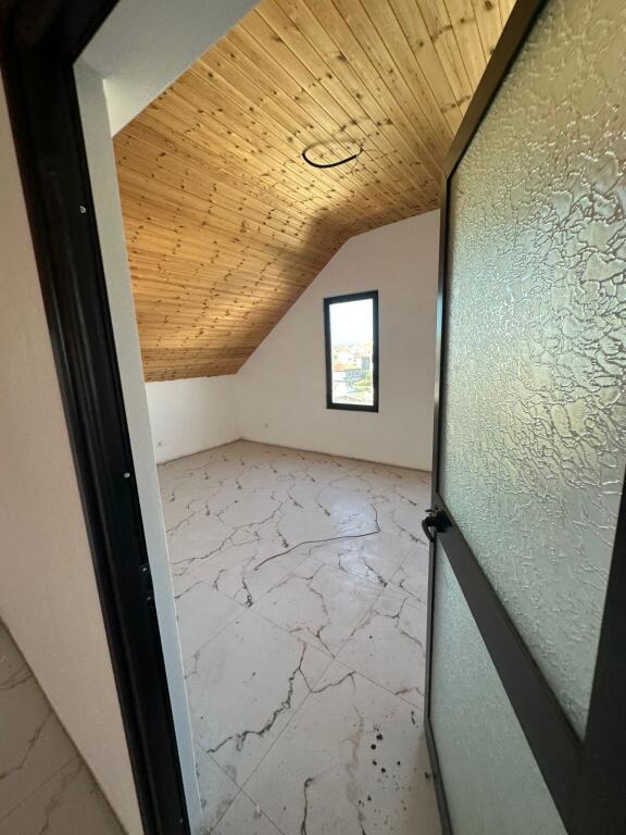 Jepen me qera 2 kate per Ambjent Biznesi , Paskuqan 2 rruga Abdyl Elmazi 1500 euro te dy katet