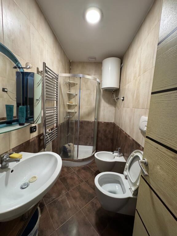 Shitet,Apartament 2+1+2 Oxhaku,Tirana.