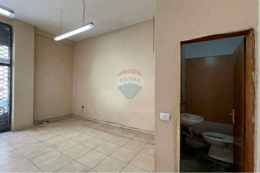 Jepet me qira dyqan prane shkolles Osman Myderizi !