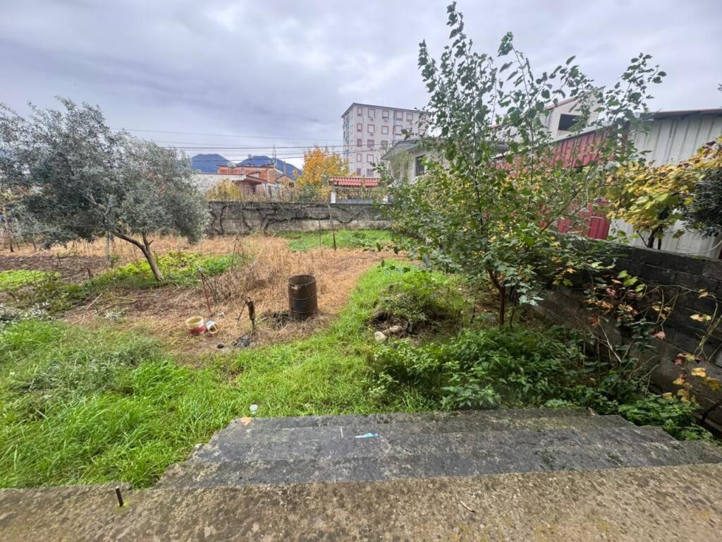Vendesi edificio di 3 piani, Via Nuri Kello, vicino a Via Jordan Misja