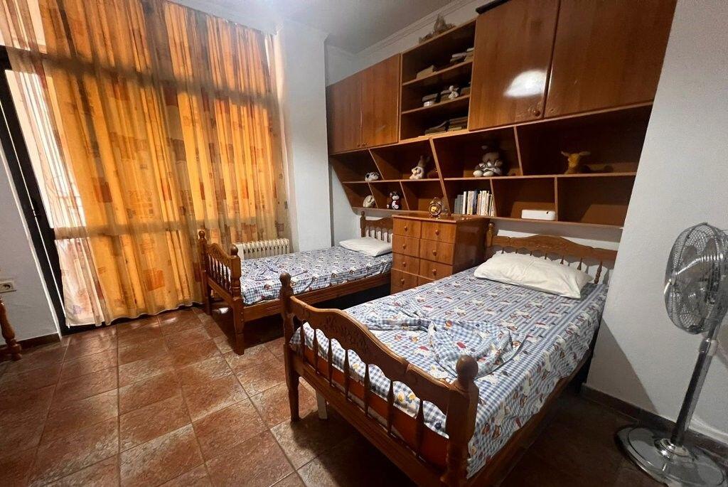 Apartament 2+1 me Qira pranë Gjimnazit “Partizani” – Totalisht i Mobiluar