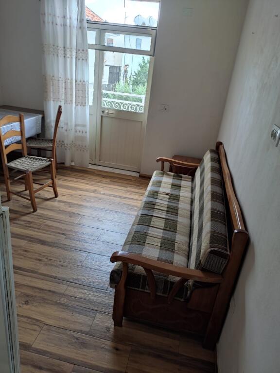 APARTAMENT 1+1. 30000 LEKE.ISH TREGU ELEKTRIKE.