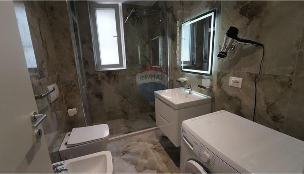 Jepet apartament me qira tek rruga Ferit Xhajko