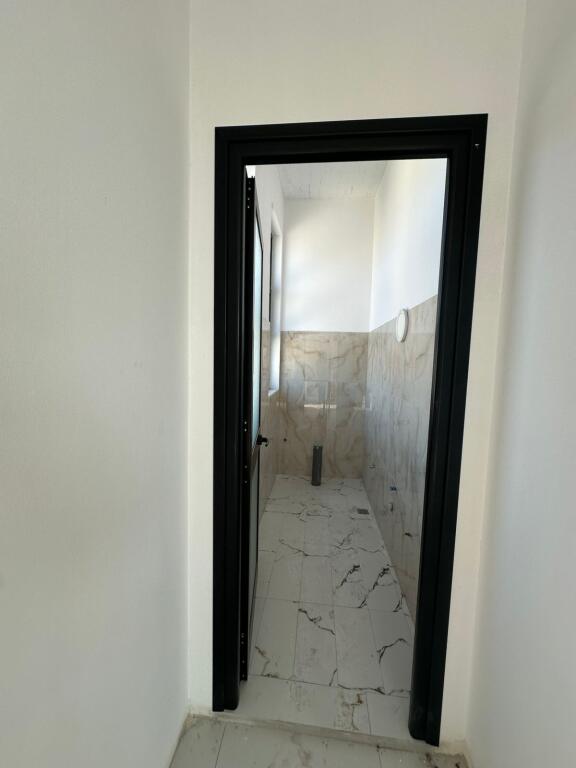 Jepen me qera 2 kate per Ambjent Biznesi , Paskuqan 2 rruga Abdyl Elmazi 1500 euro te dy katet