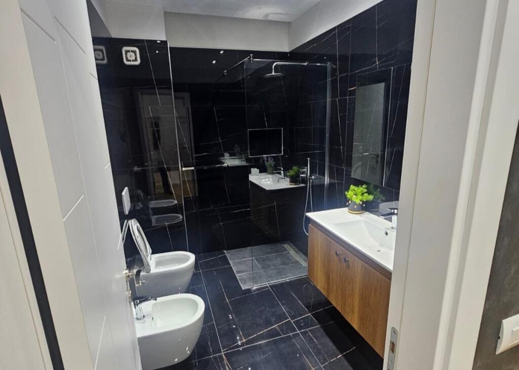 Shitet Apartament 2+1+2 Komuna e Parisit / German Computers