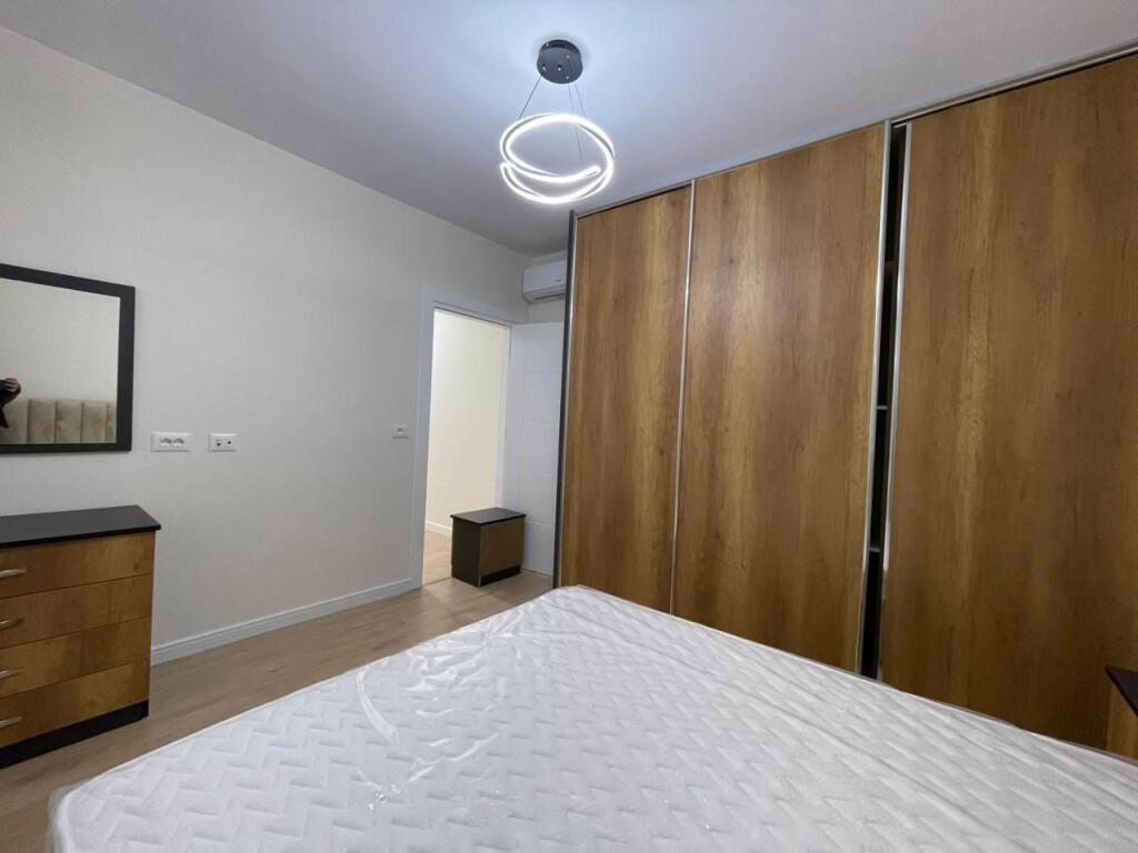 Apartament  2+1 per qira tek Komuna e Parisit.