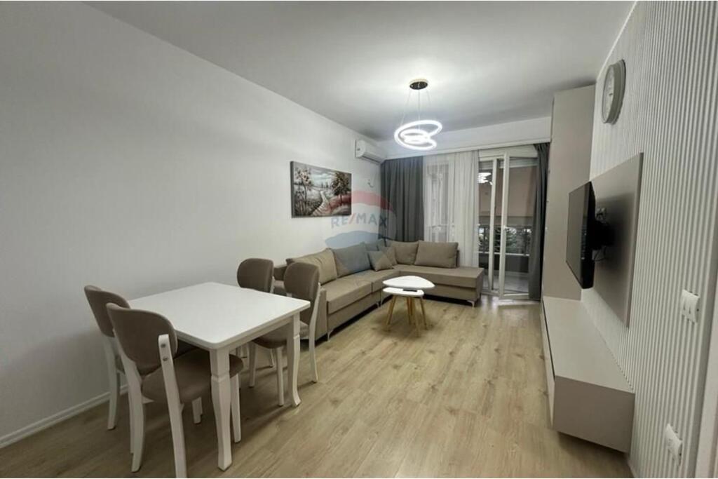Ofrojmë për qira apartament te Komuna e Parisit,prane Kika 2.