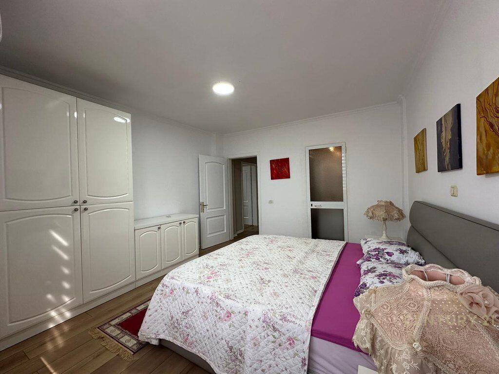 Apartament me qira në Qendër, përballë Parlamentit