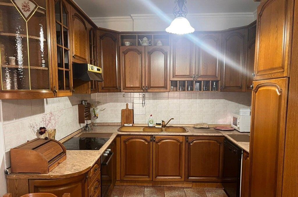 Apartament 2+1 me Qira pranë Gjimnazit “Partizani” – Totalisht i Mobiluar