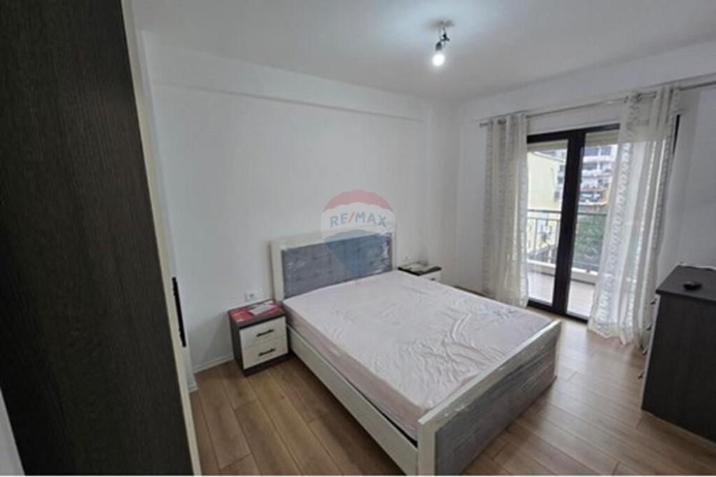 Jepet apartament 1+1+parkim me qira tek Shkolla Baletit.