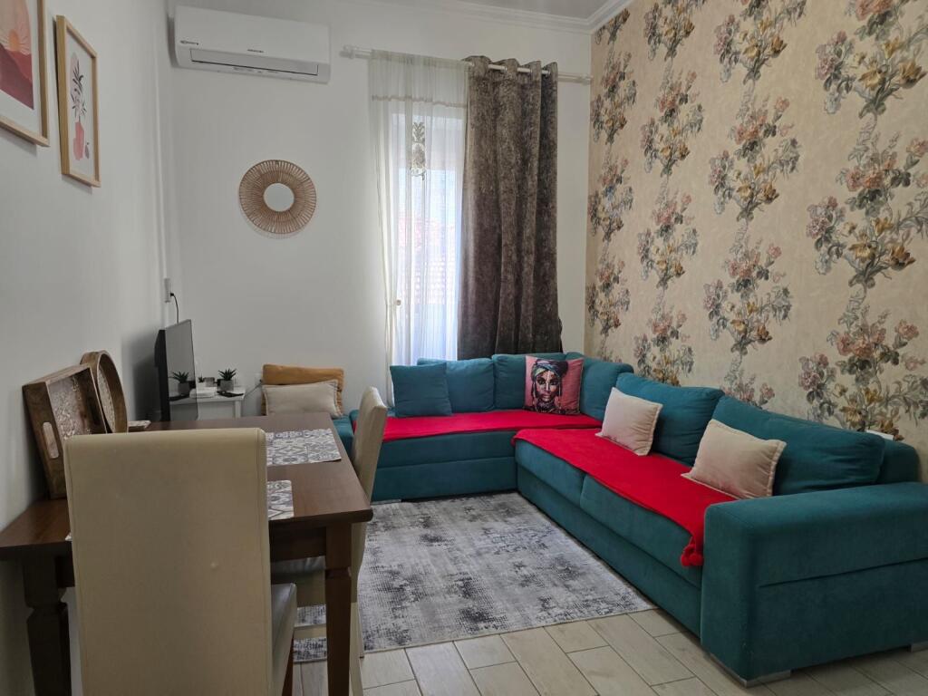 Apartament 1+1 me qira , Perballe Gjimnazit Petronini , Liqeni i Artificial.