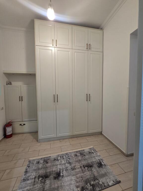 Apartament 1+1 me qira , Perballe Gjimnazit Petronini , Liqeni i Artificial.
