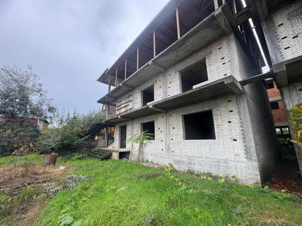 Vendesi edificio di 3 piani, Via Nuri Kello, vicino a Via Jordan Misja