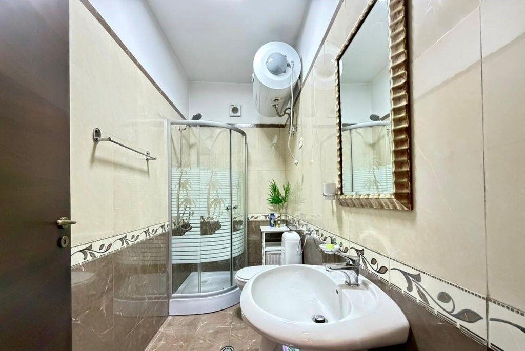 Apartament 2+1+2 për Qira përballë Hipotekës – Hapësirë e Bollshme në Lokacion Strategjik