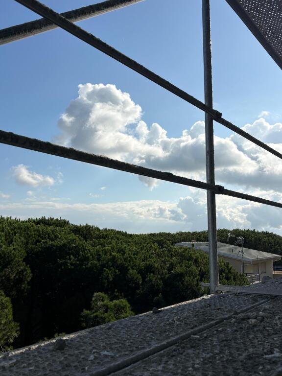 Apartament për shitje në Golem – Mes pishave, relaks dhe komfort! 🌿🏖️