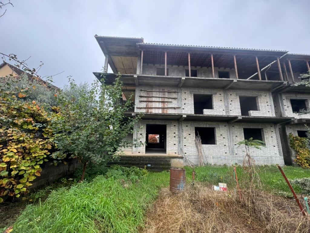 Vendesi edificio di 3 piani, Via Nuri Kello, vicino a Via Jordan Misja