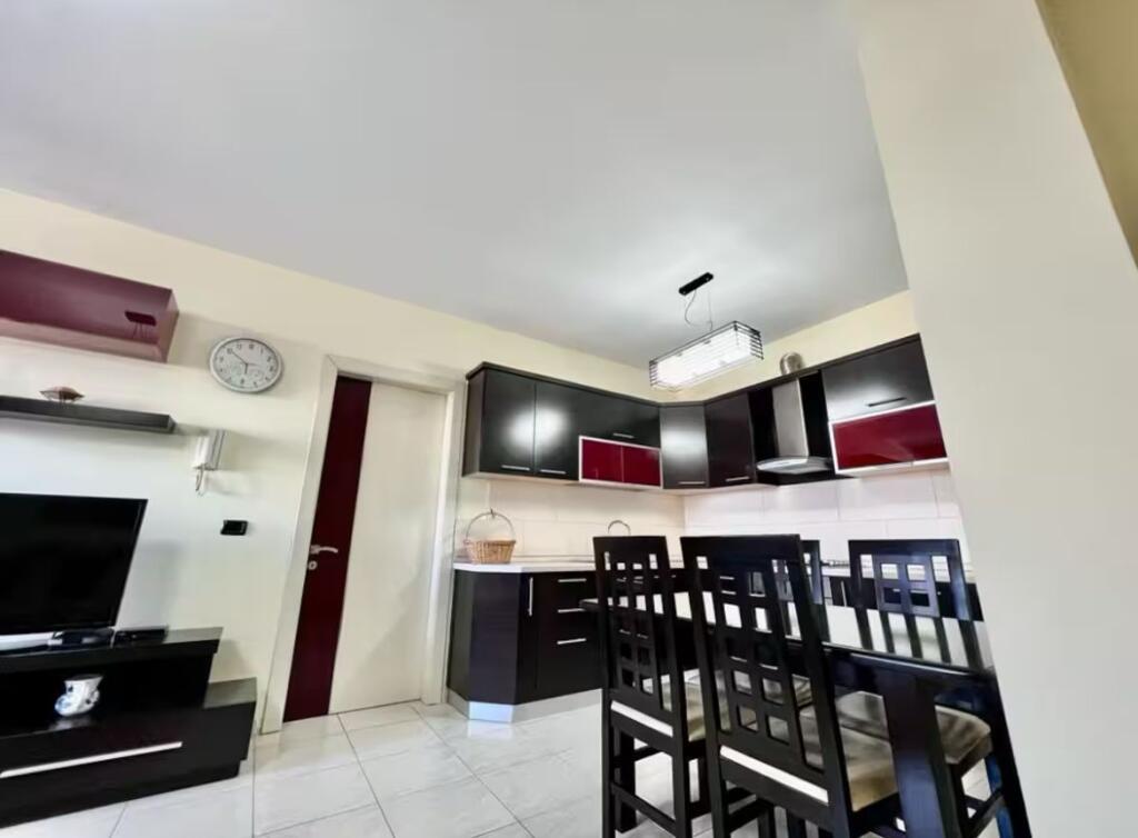 SHITET APARTAMENT NE QENDER 2+1+2