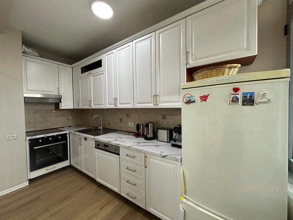 Apartament me qira në Qendër, përballë Parlamentit