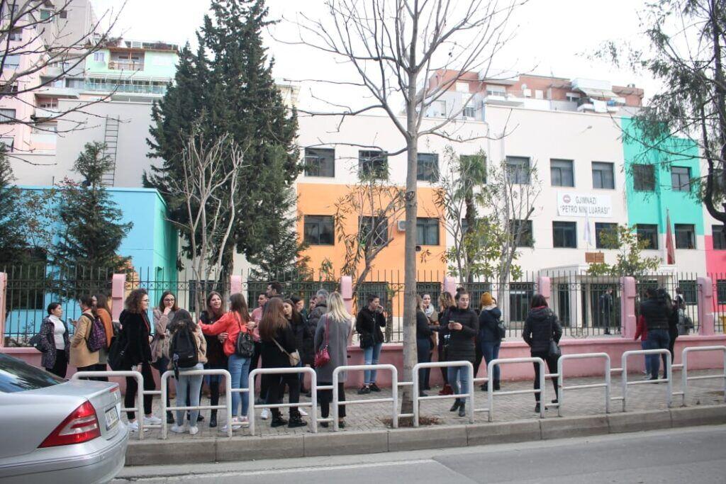 Apartament 1+1 me qira , Perballe Gjimnazit Petronini , Liqeni i Artificial.