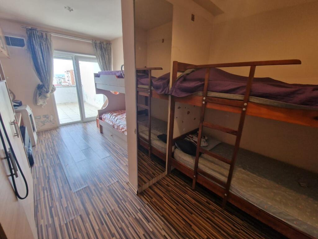 Shitet penthouse 2+1+2 tualete+3 ballkone te Zogu i Zi me cmim OKAZION 1800