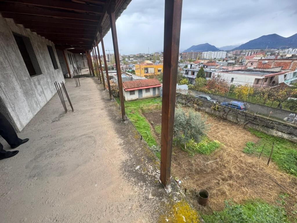 Vendesi edificio di 3 piani, Via Nuri Kello, vicino a Via Jordan Misja