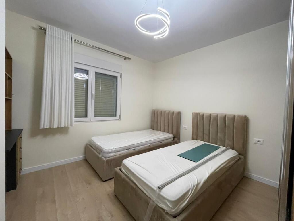 Apartament  2+1 per qira tek Komuna e Parisit.