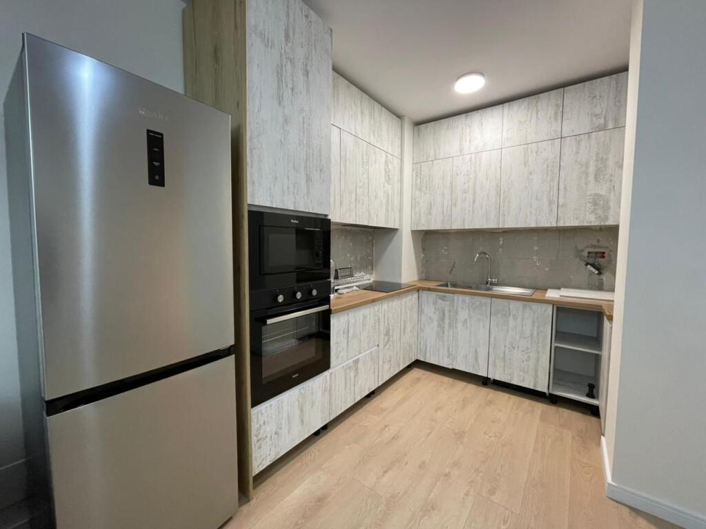 Apartament  2+1 per qira tek Komuna e Parisit.