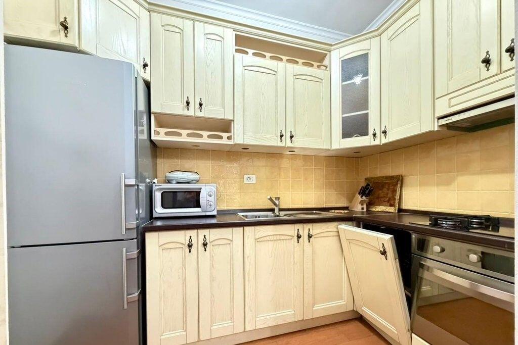 Apartament 2+1+2 për Qira përballë Hipotekës – Hapësirë e Bollshme në Lokacion Strategjik