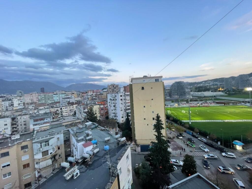 JEPET PËR QIRA APARTAMENT 2+1 TEK RRUGA E KOSOVARËVE !!