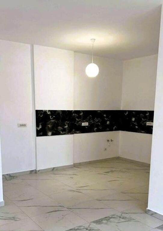 ZYRE ME QIRA PRANE STACIONIT TE TRENIT