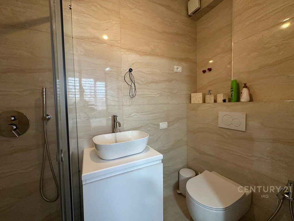 Apartament me qira në Qendër, përballë Parlamentit