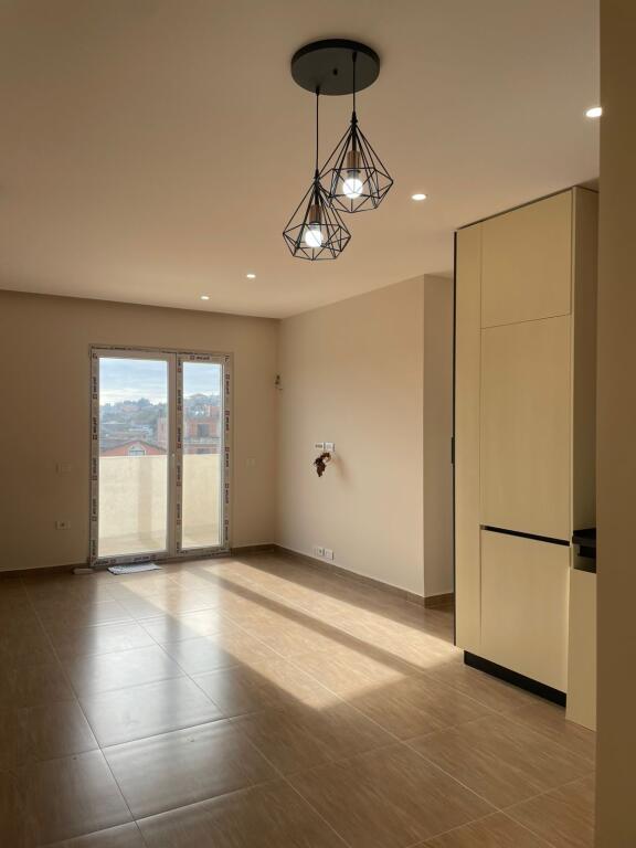 🏡 APARTAMENT ME QERA – Spitall, Durrës Prane Varrezave te Vjetrra