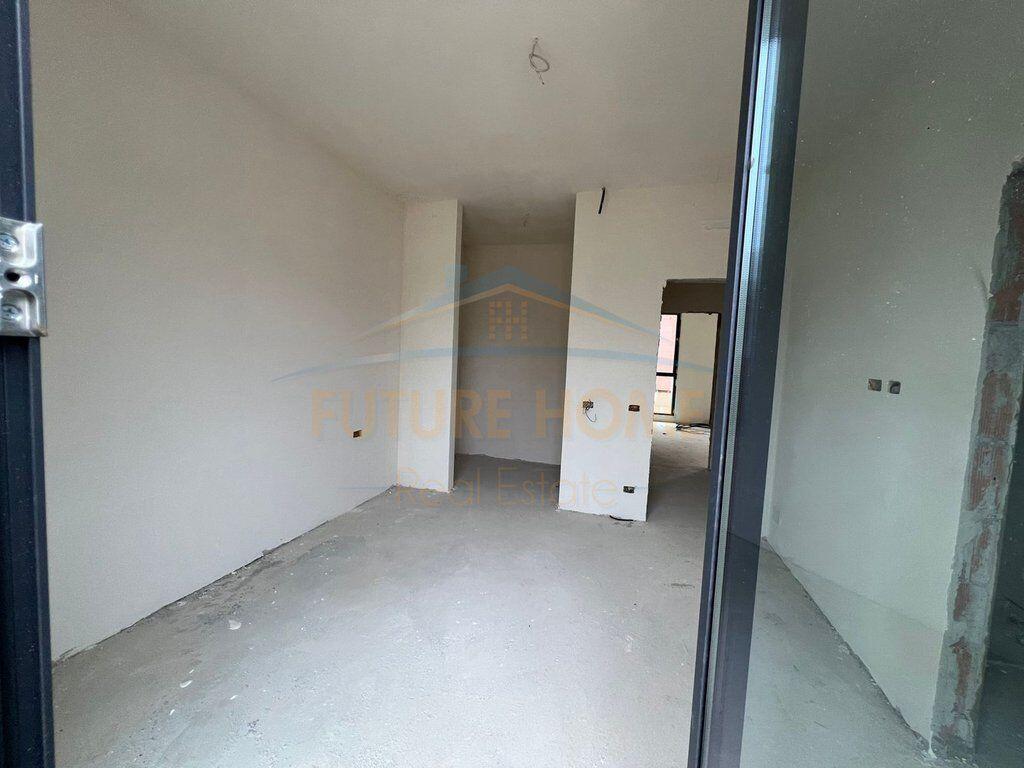 Shitet Apartament 2+1+2+2 Poste Parkimi, Tulipan Residence, Mjull-Bathore