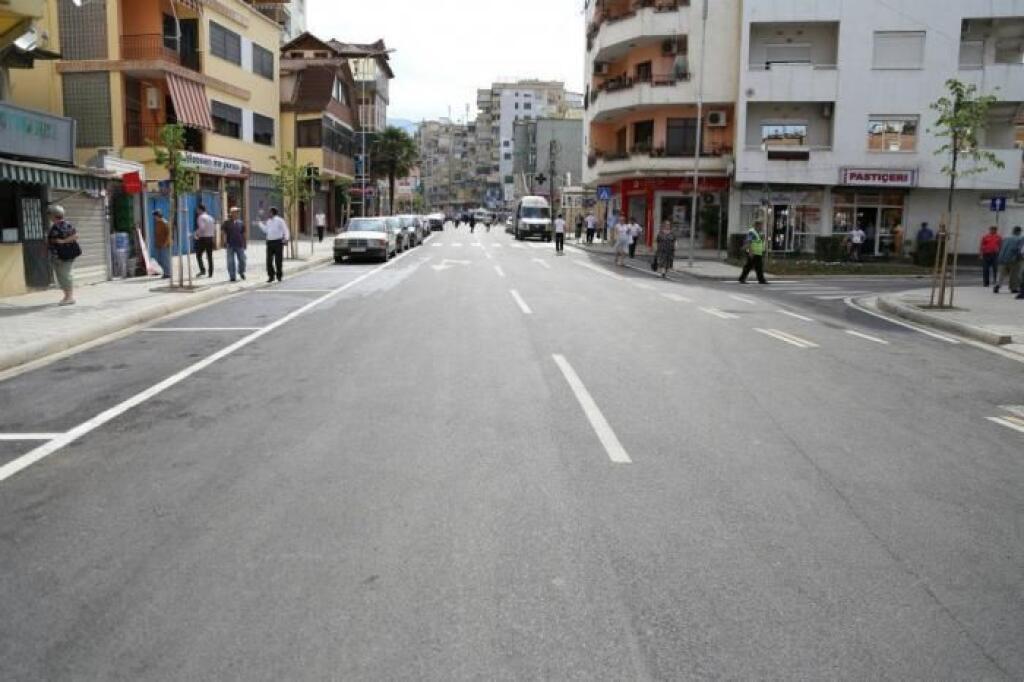 Apartament 1+1 me qira , Perballe Gjimnazit Petronini , Liqeni i Artificial.